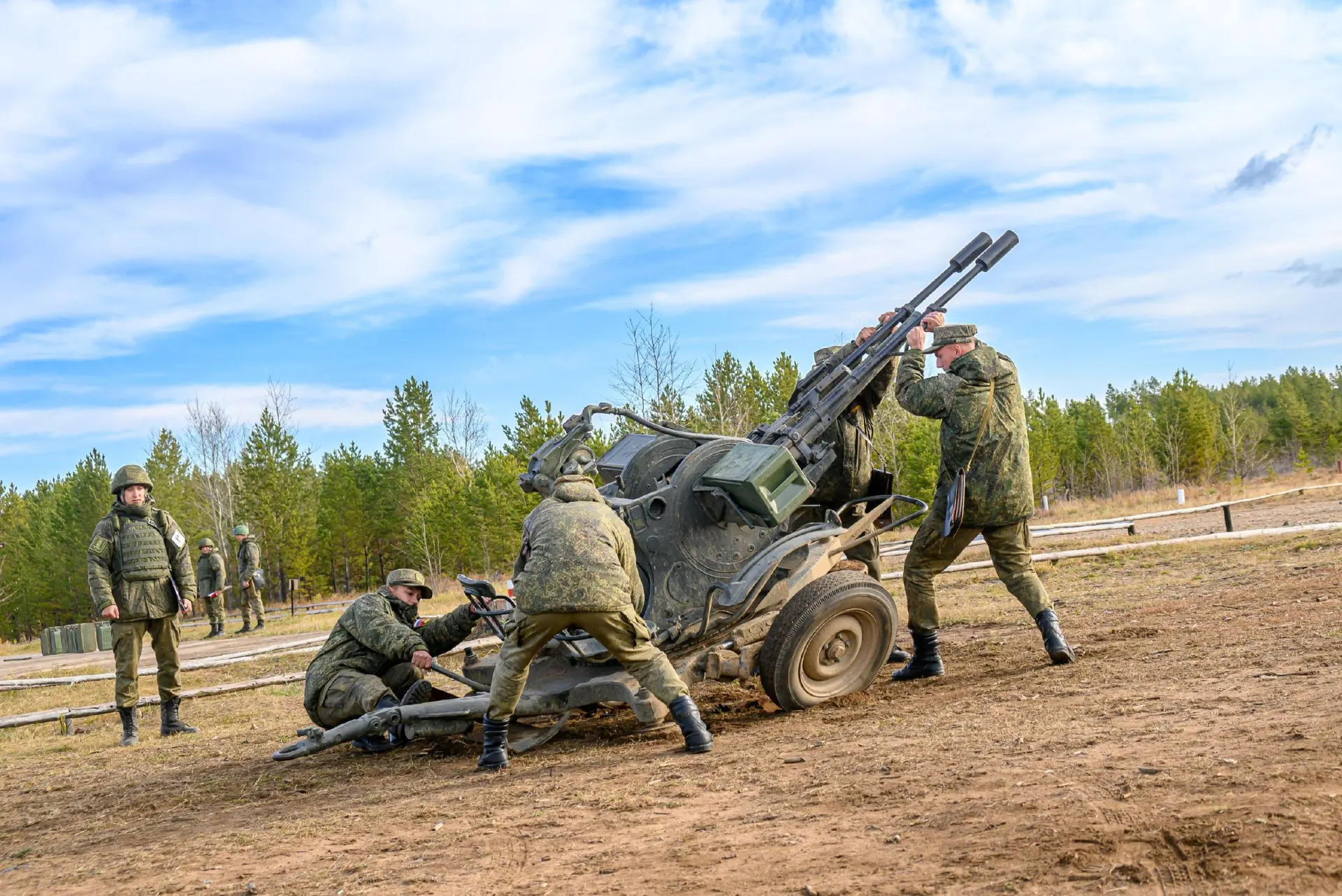 По указу численность вооружённых сил вырастет на 15,5 тысяч военнослужащих.