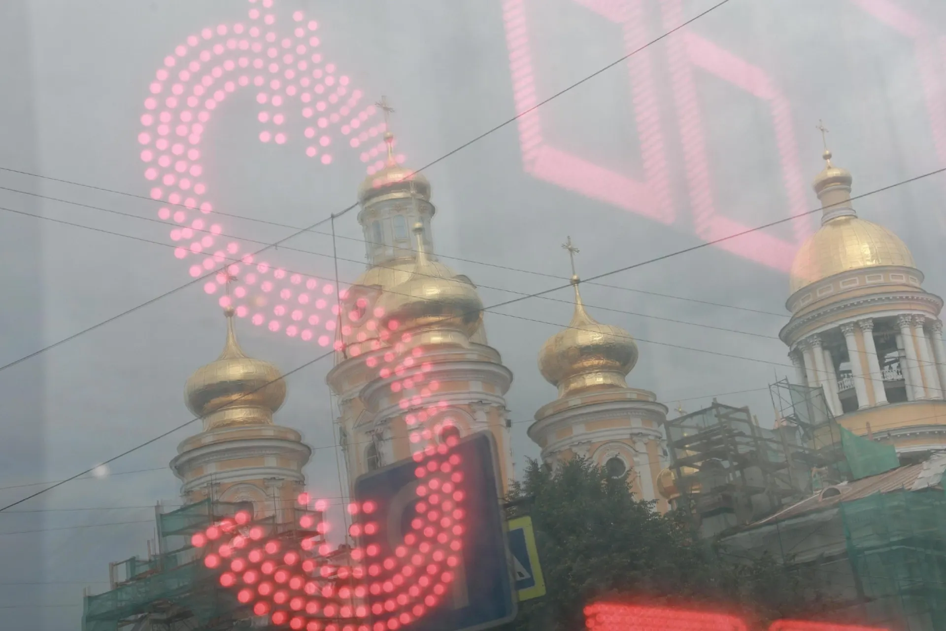 За лето рубль ослабел примерно на 25% к доллару. Эксперты обсуждают дальнейшие сценарии на валютном рынке.