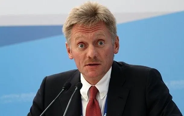 Пресс-секретарь заявил, что в РФ не принято ограничивать журналистов и что Москва работает со всеми СМИ, в отличие от политики США.