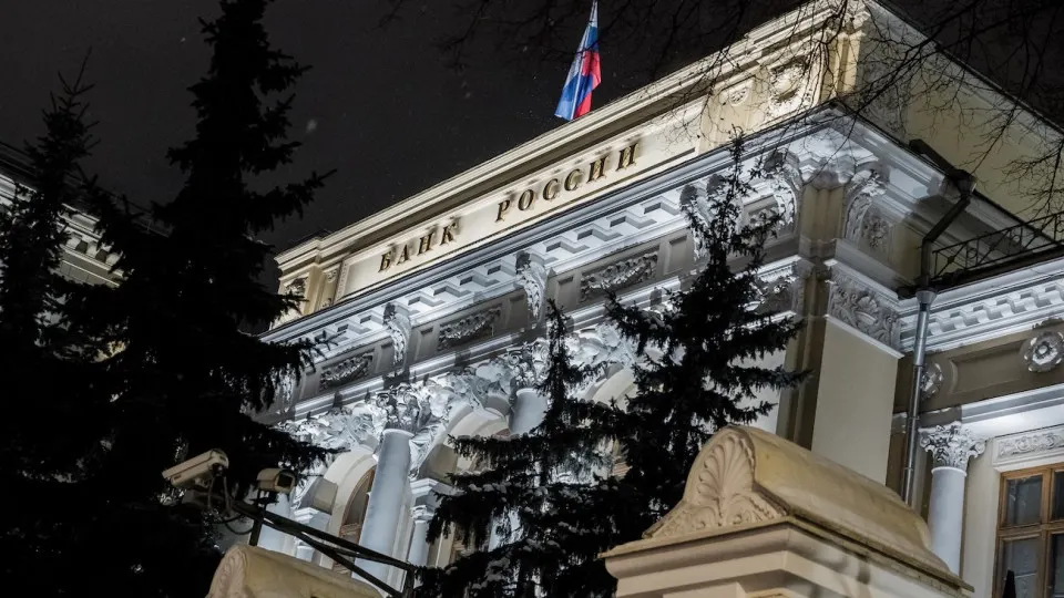 Банк России расширил сервис уведомления лиц, которые фактически управляют банковскими структурами, включая теневых руководителей, и повысил прозрачность владения.
