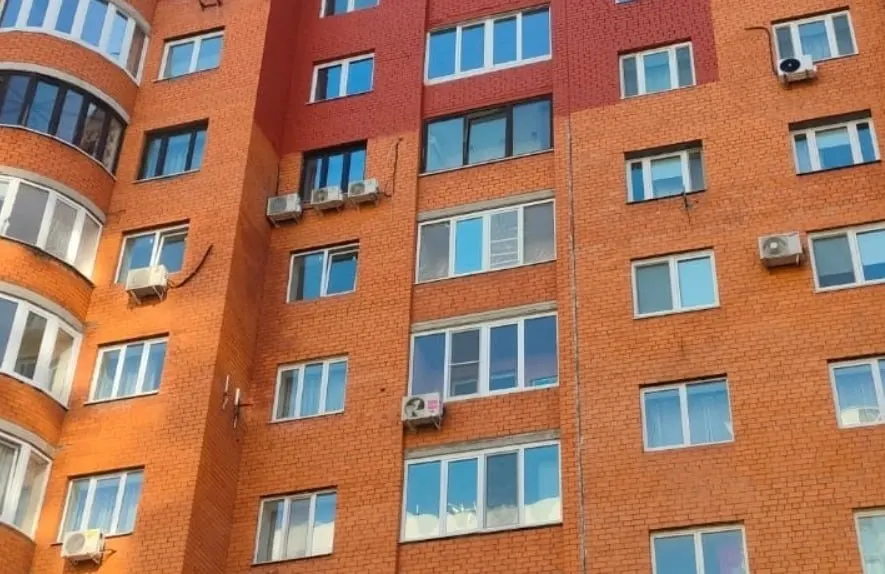 Жители дома, повреждённого в результате удара дрона на улице Гафури, жалуются на несогласованный цвет фасада; сейчас применяют первый слой краски, окончательное оформление пока не известно.