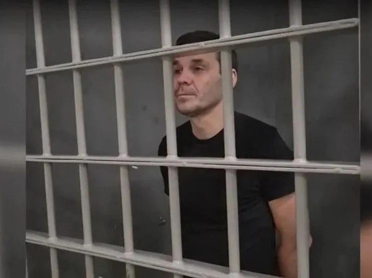 48-летний мужчина приговорён к 14 годам колонии строгого режима, двум годам ограничения свободы и штрафу 200 тысяч рублей по делу о госизмене. Следствие сообщает о денежных переводах в ВСУ в 2024 году и о сомнениях в достоверности некоторых показаний.