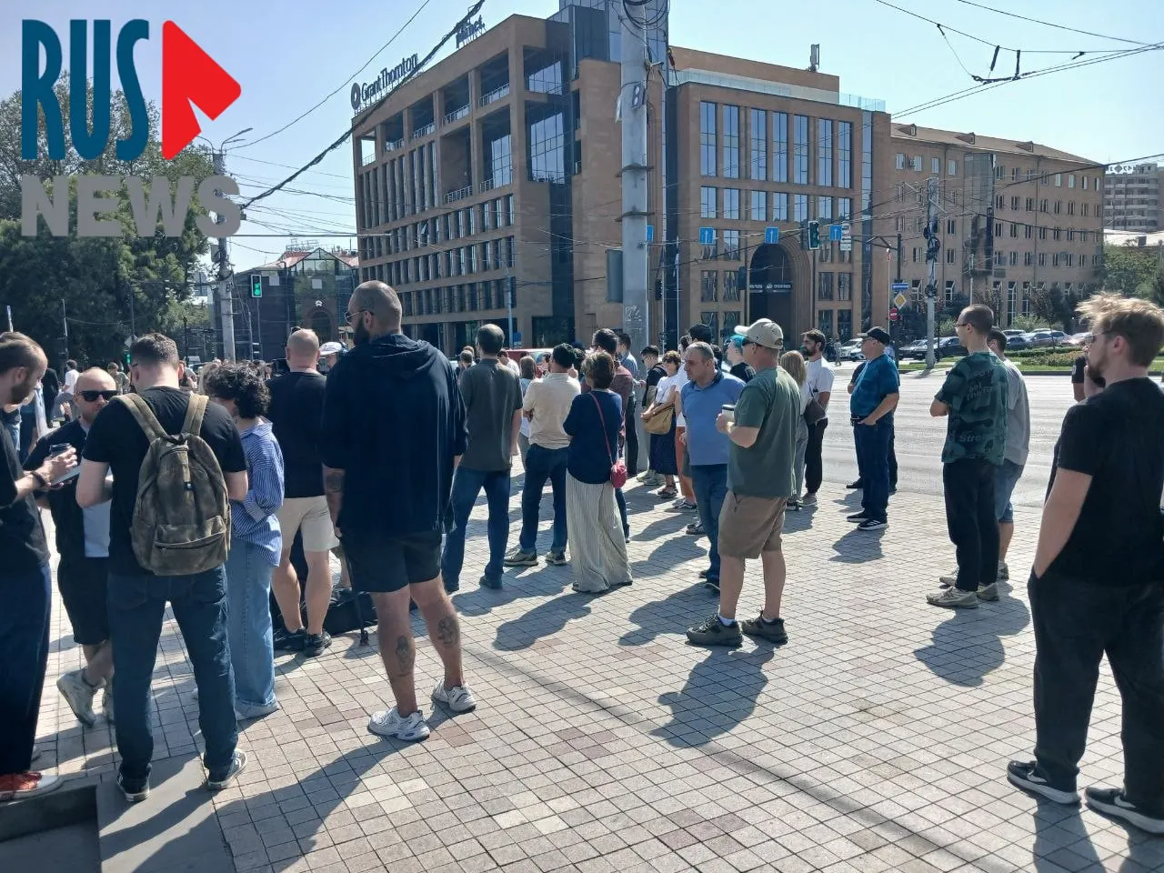 У посольства России в Ереване к полудню образовалась длинная очередь; среди пришедших — туристы, активисты и правозащитники; напротив здания проходит митинг.