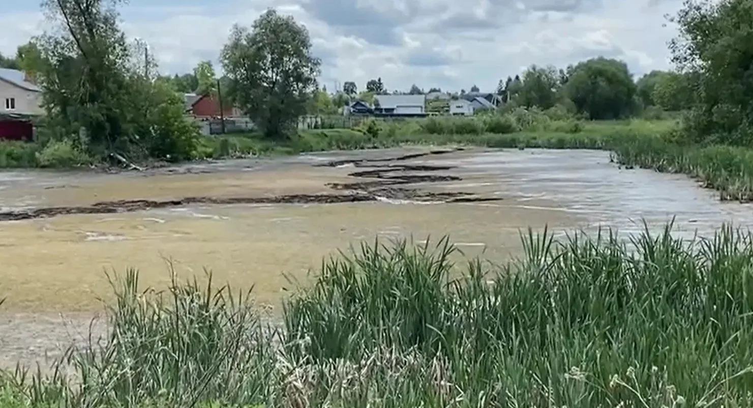 В селе Буздяк Республики Башкортостан произошла коммунальная авария: нечистоты заполнили улицы и попали в пруд Табанлыкуль, создавая экологическую угрозу.