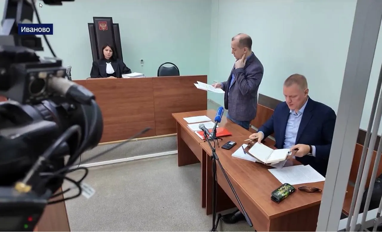 Глава Следственного комитета потребовал материалы по делу журналиста, который пытался привлечь к ответственности сотрудников МВД; расследование сопровождается обысками и новыми штрафами.