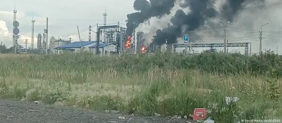 Украинские беспилотники нанесли удар по Омскому НПЗ, крупнейшему нефтеперерабатывающему предприятию России, что заставило региональные власти обратить внимание на безопасность и призвать жителей к спокойствию.