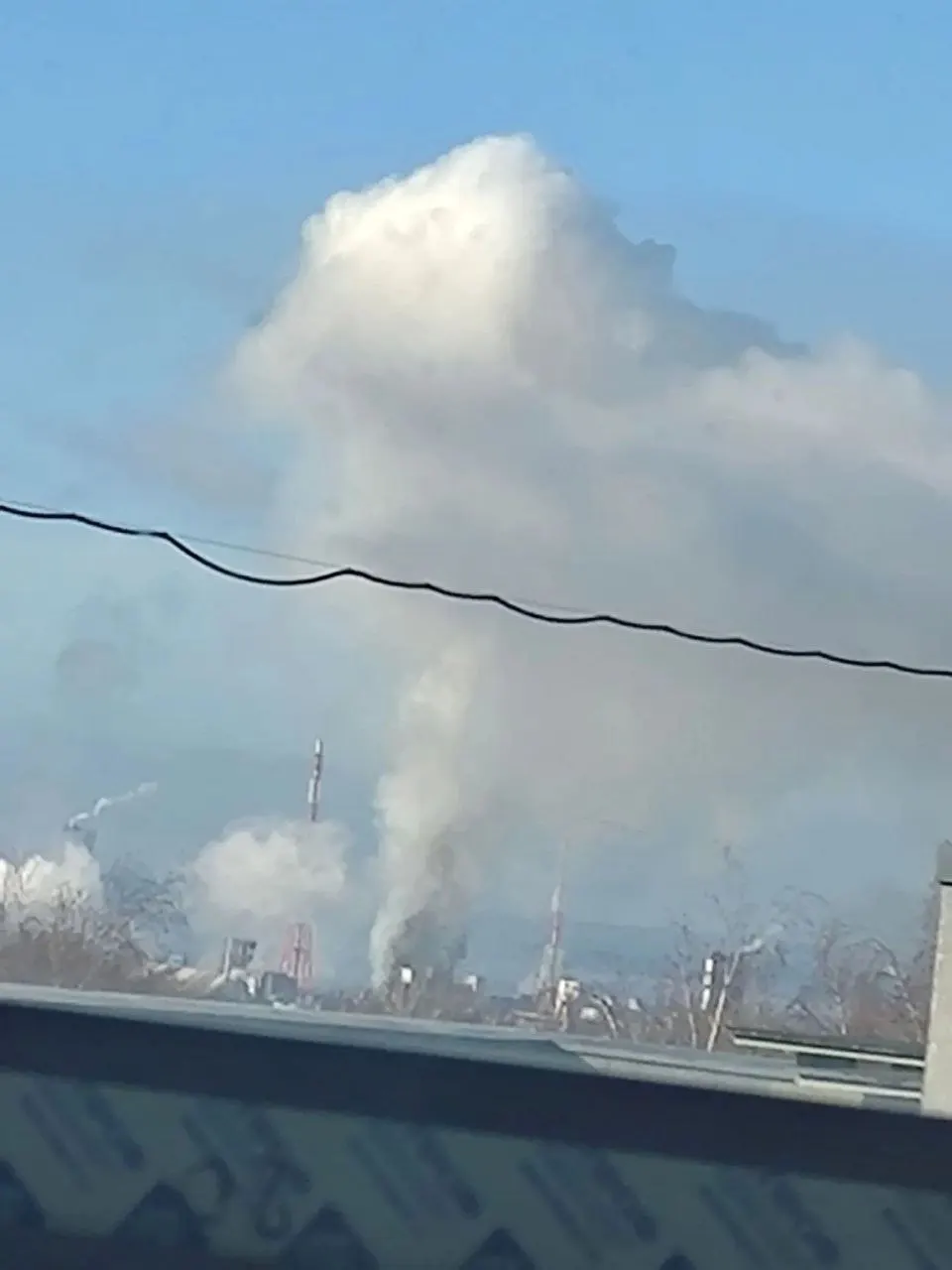 Ночью и утром 23 октября над Нижегородской областью прошли атаки беспилотников. Есть раненые, повреждены жилые дома и объект инфраструктуры, данные о сбитых дронах подтверждаются властями.