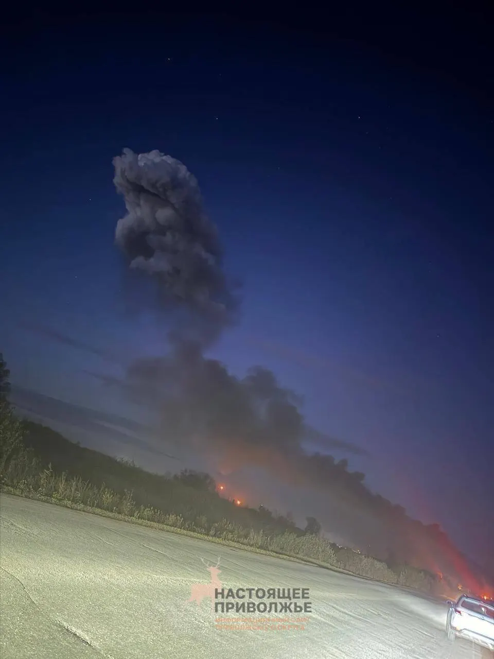 После удара беспилотников в промышленной зоне Салавата вспыхнул пожар на одном из крупнейших НПЗ Башкирии; местные жители сообщают о взрывах, сиренах и работе ПВО.