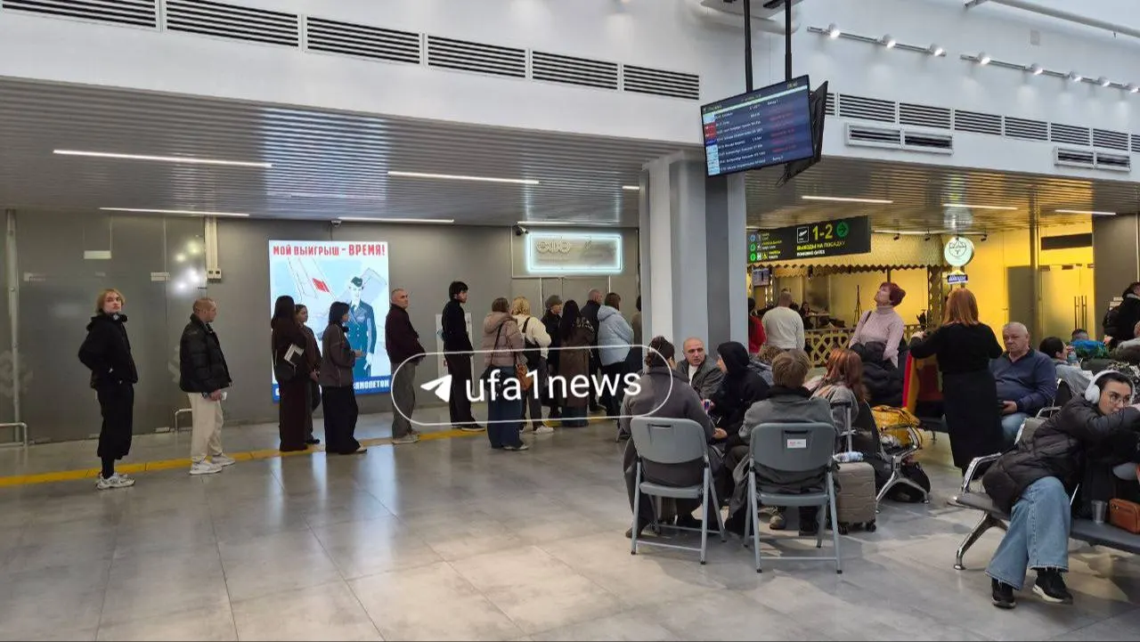 Пассажиры аэропорта Уфы сталкиваются с длительными задержками: один рейс до Москвы переносили на сегодня, самолёты приземлялись в Оренбурге и Екатеринбурге, а рейс из Дубая — в Казани; туристы, летевшие из Анталии, наблюдали за Самарой и Волгой.