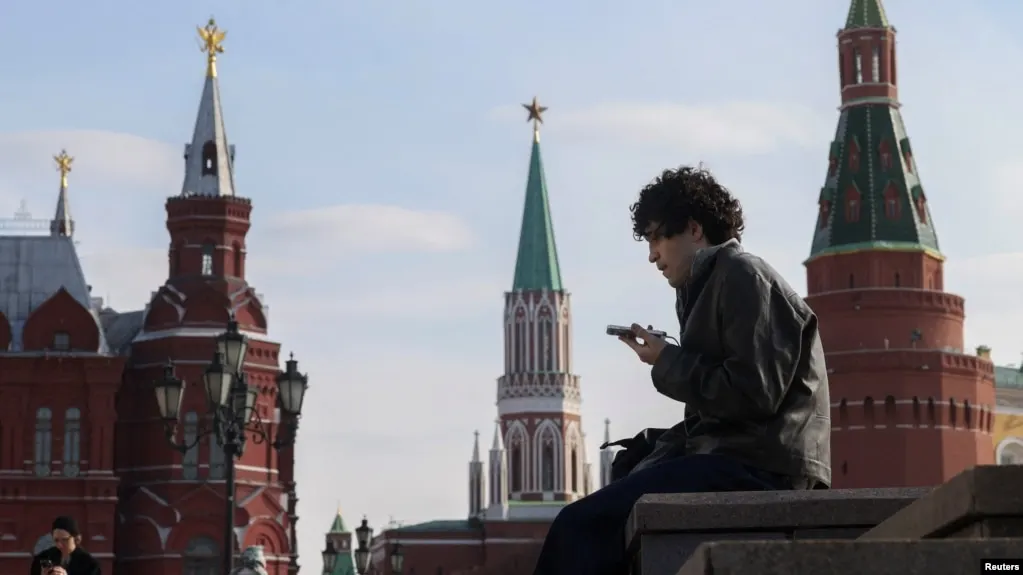 Законопроект предусматривает идентификацию детей в социальных сетях и сокращение времени пребывания до 14 лет. Власти работают над механизмами на фоне опыта других стран.