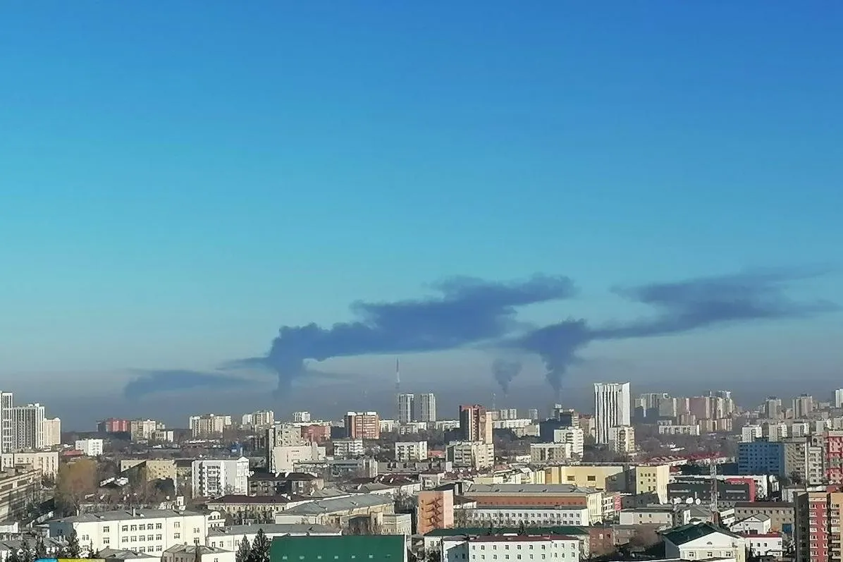 После ночной атаки беспилотников в Уфе загорелся пожар в северной промзоне; Росавиация ввела временные ограничения на приём и отправку рейсов в аэропорту города.